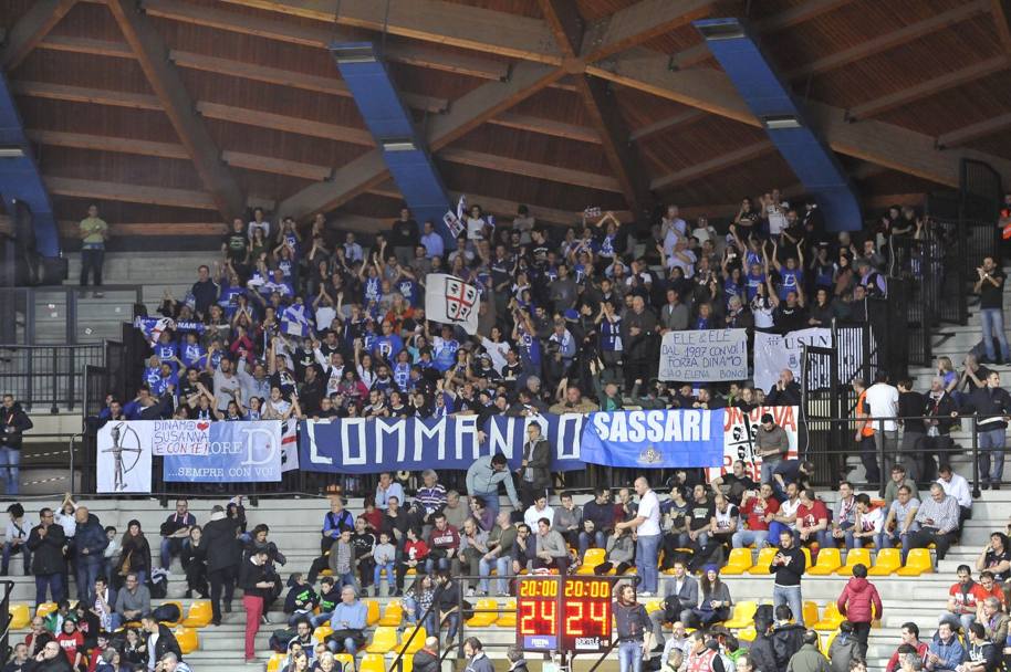 Coppa Italia basket 2015 finale Milano vs Sassari. Cresce l&#39;attesa del pubblico. La tribuna dei tifosi del Banco di Sardegna (Ciamillo Castoria)